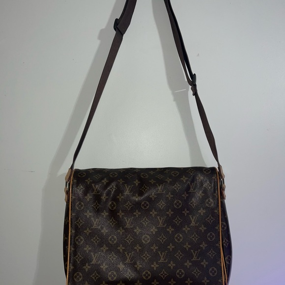 Louis Vuitton
Abbesses Messenger Bag Monogram Canva - Picture 4 of 17